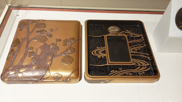 Montage de l'exposition « Guerriers du Japon, les arts et les armes »