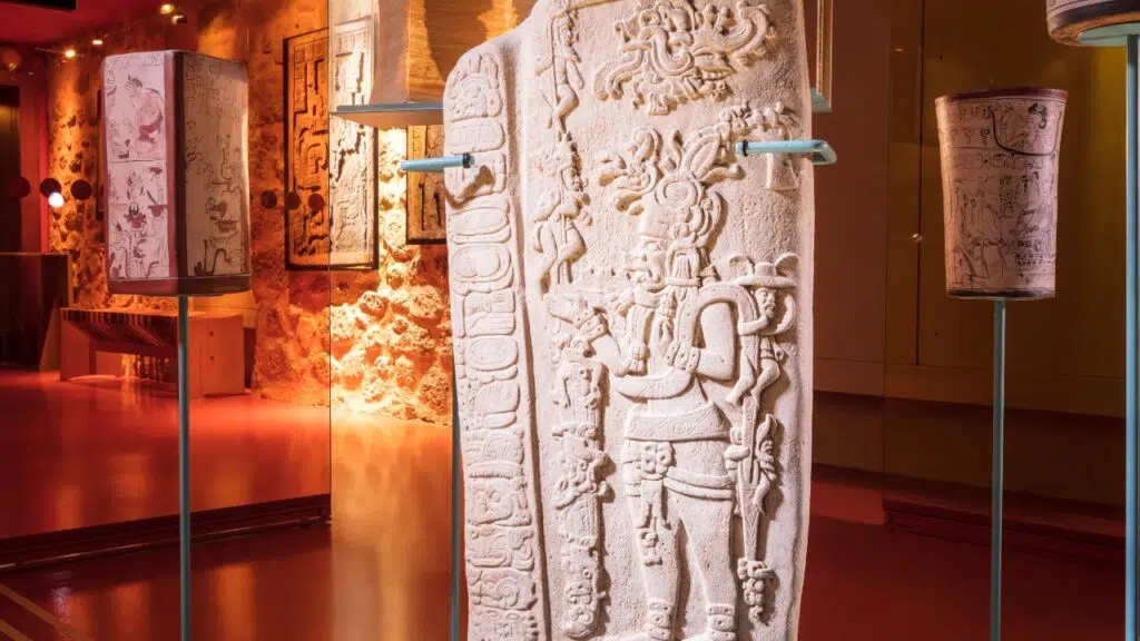 Musee-champollion-glyphes-maya © Paul-N. DUBUISSON
